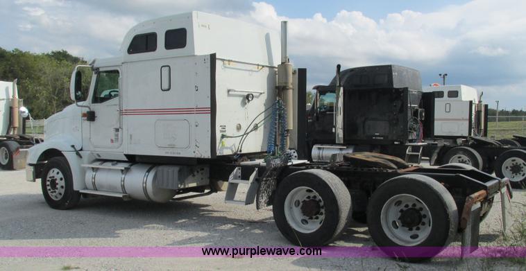 image for item L5269 2005 International 9400i semi truck