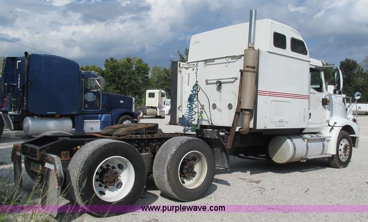 image for item L5269 2005 International 9400i semi truck