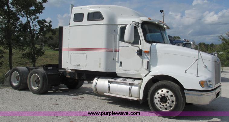 image for item L5269 2005 International 9400i semi truck