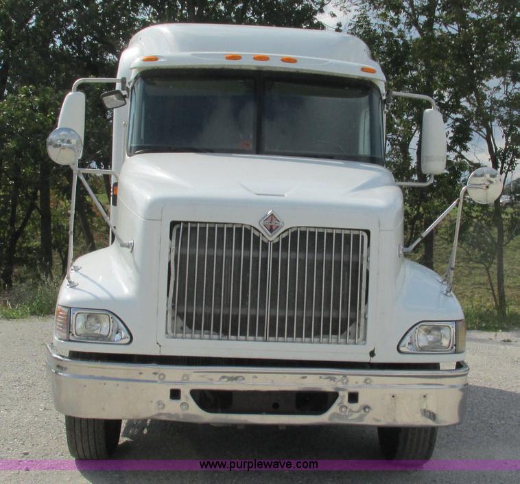 image for item L5269 2005 International 9400i semi truck