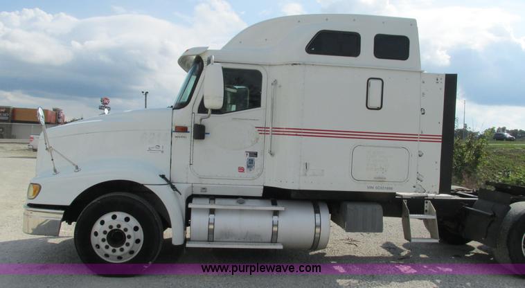image for item L5269 2005 International 9400i semi truck