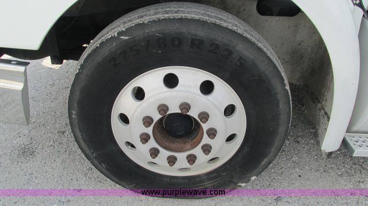 image for item L5269 2005 International 9400i semi truck