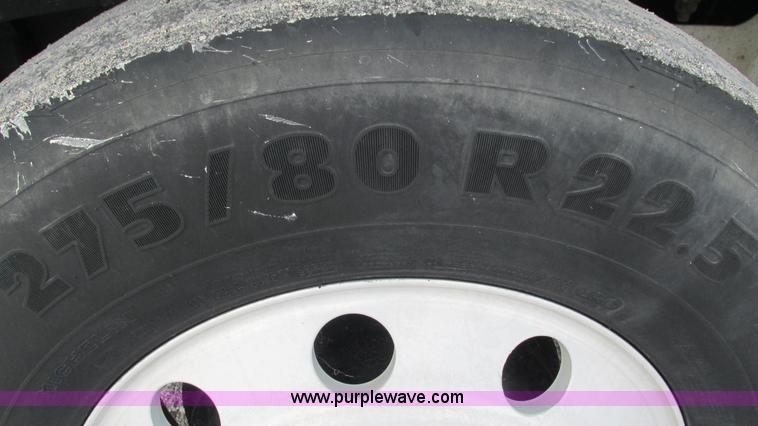 image for item L5269 2005 International 9400i semi truck