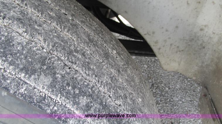 image for item L5269 2005 International 9400i semi truck