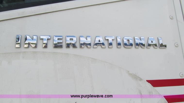 image for item L5269 2005 International 9400i semi truck