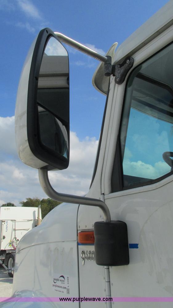 image for item L5269 2005 International 9400i semi truck