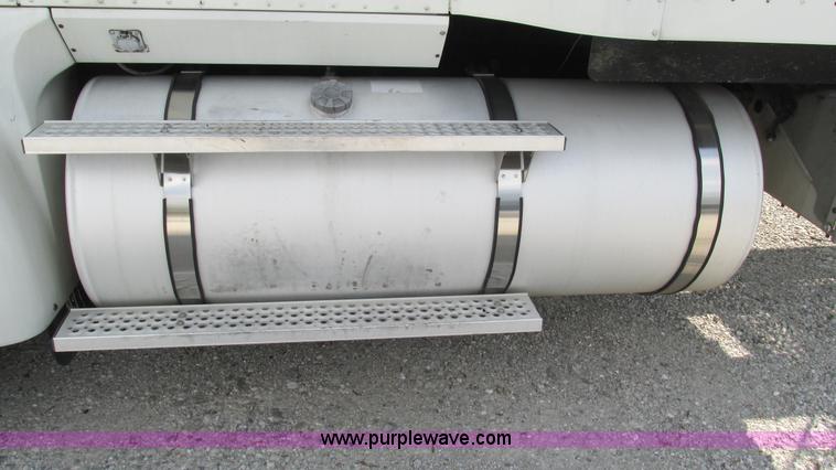 image for item L5269 2005 International 9400i semi truck