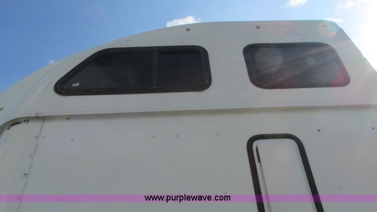 image for item L5269 2005 International 9400i semi truck