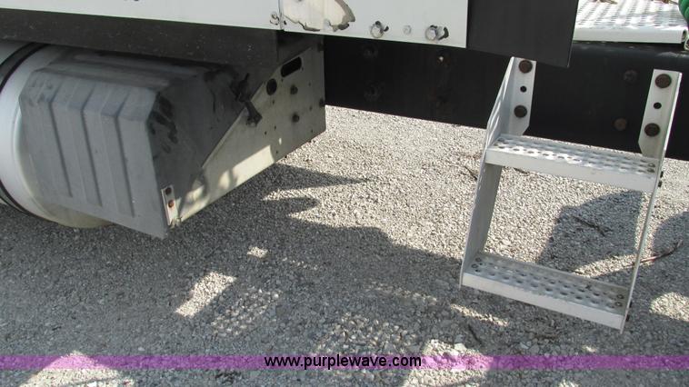 image for item L5269 2005 International 9400i semi truck