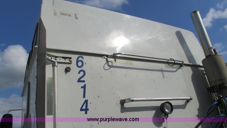 image for item L5269 2005 International 9400i semi truck