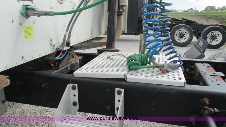 image for item L5269 2005 International 9400i semi truck