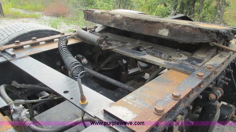 image for item L5269 2005 International 9400i semi truck