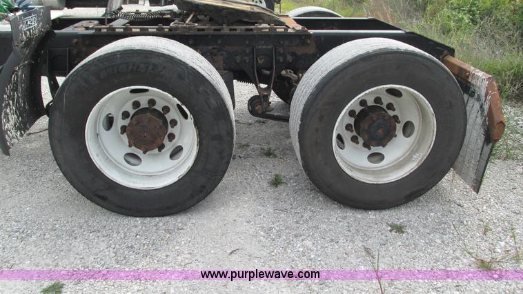 image for item L5269 2005 International 9400i semi truck