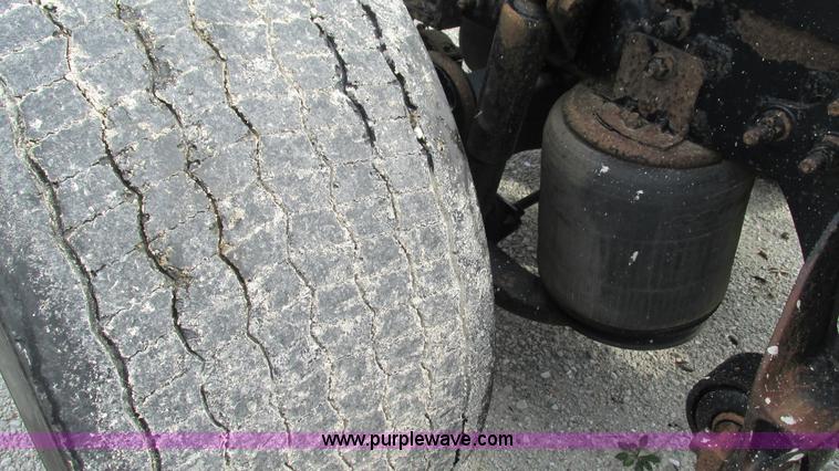 image for item L5269 2005 International 9400i semi truck