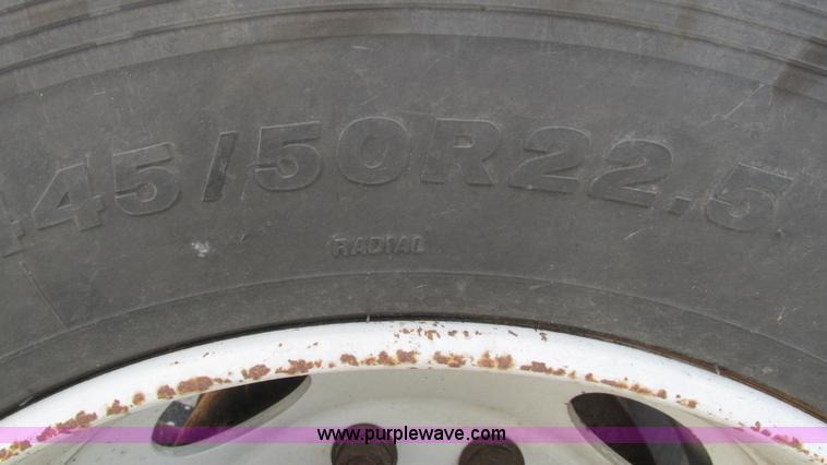 image for item L5269 2005 International 9400i semi truck