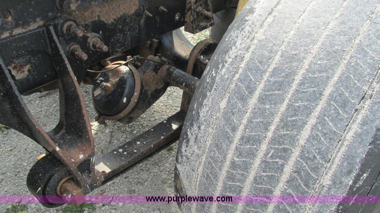 image for item L5269 2005 International 9400i semi truck