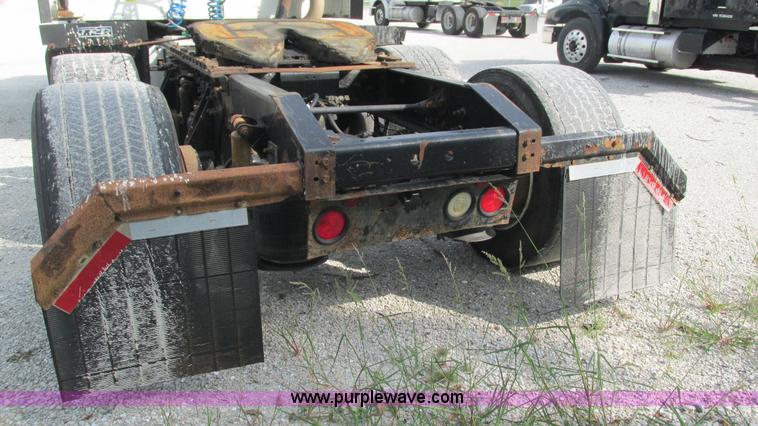 image for item L5269 2005 International 9400i semi truck