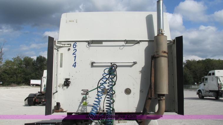 image for item L5269 2005 International 9400i semi truck