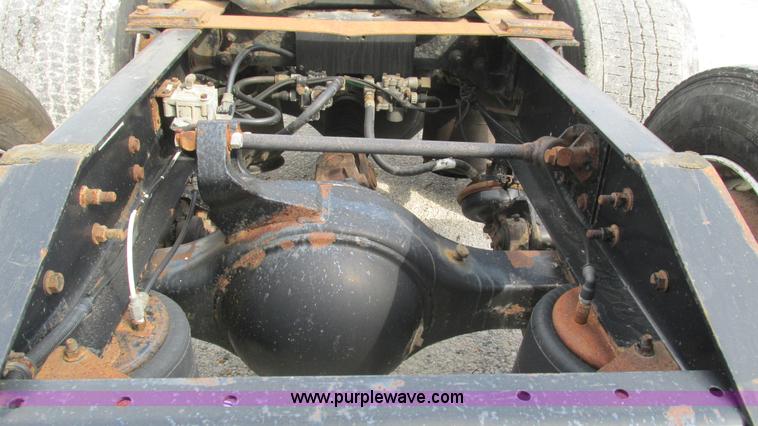 image for item L5269 2005 International 9400i semi truck