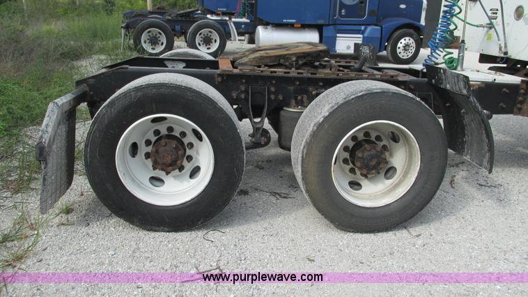 image for item L5269 2005 International 9400i semi truck