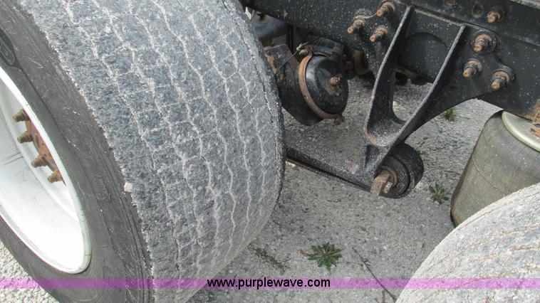 image for item L5269 2005 International 9400i semi truck