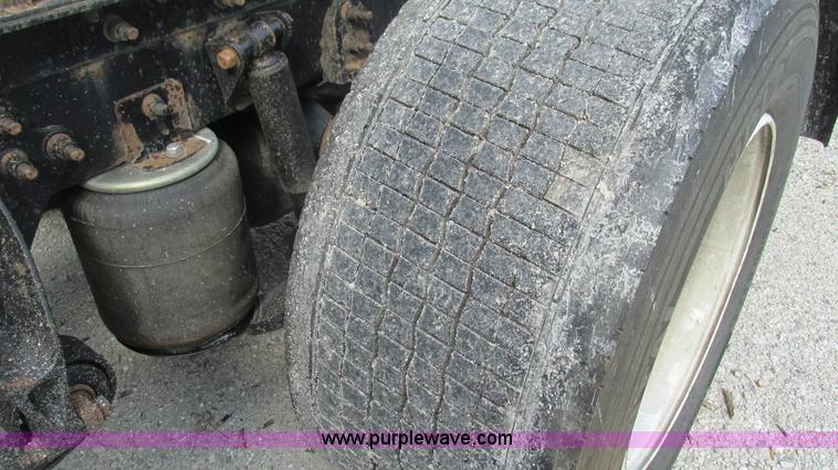 image for item L5269 2005 International 9400i semi truck