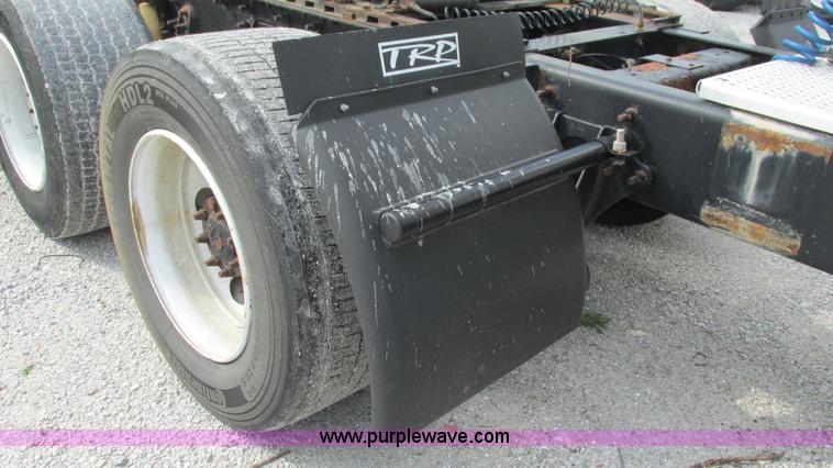 image for item L5269 2005 International 9400i semi truck