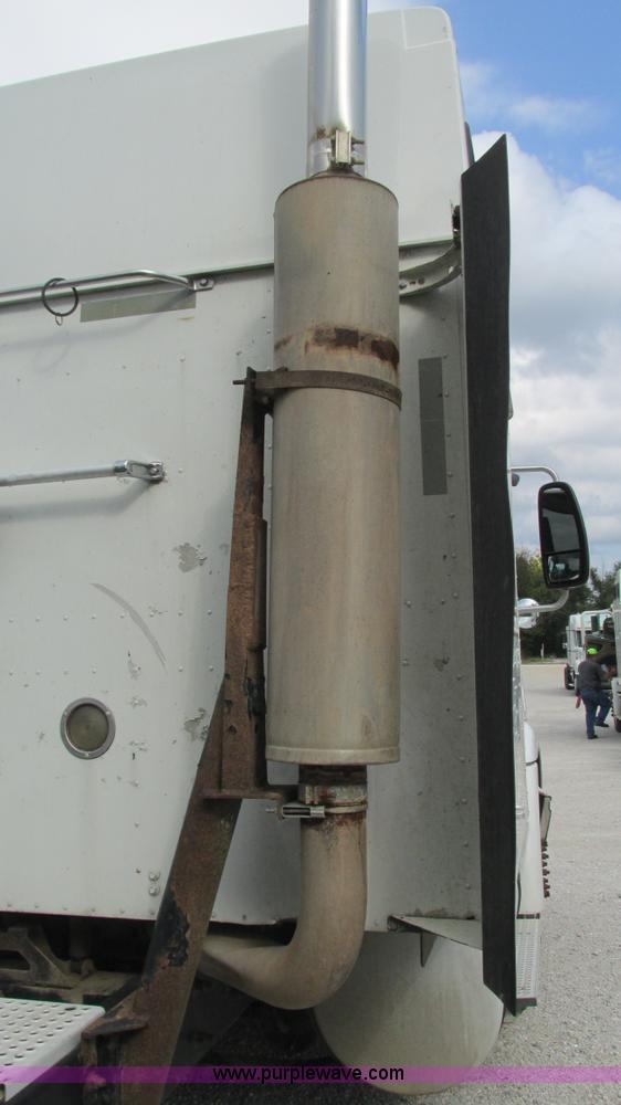 image for item L5269 2005 International 9400i semi truck