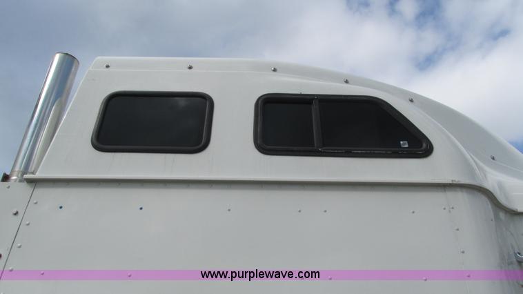 image for item L5269 2005 International 9400i semi truck