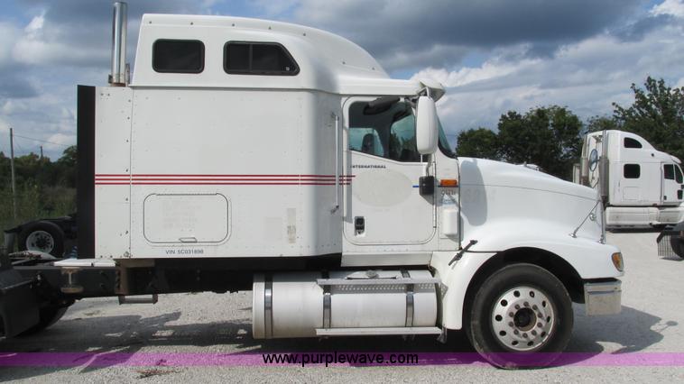 image for item L5269 2005 International 9400i semi truck