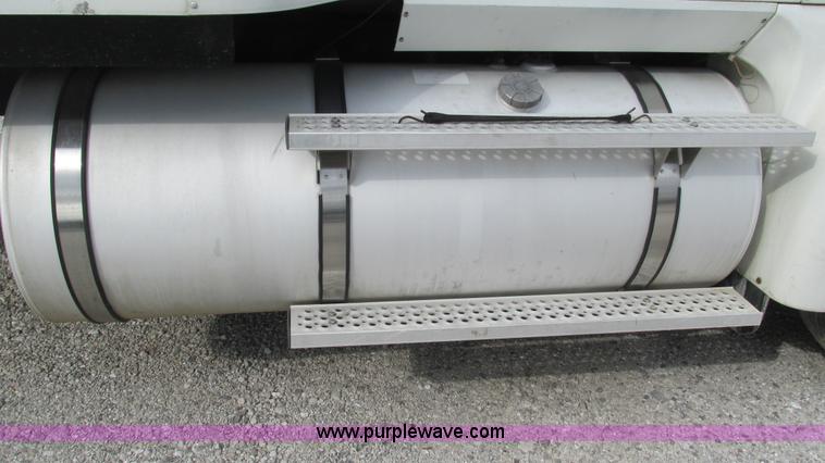 image for item L5269 2005 International 9400i semi truck