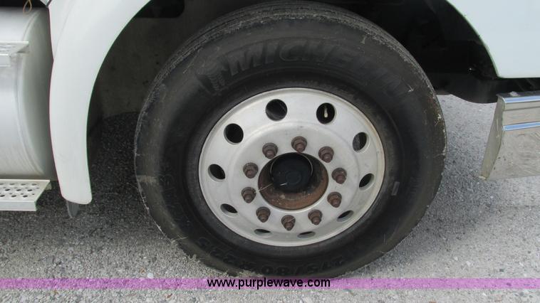 image for item L5269 2005 International 9400i semi truck