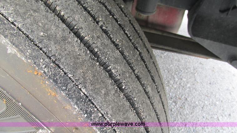 image for item L5269 2005 International 9400i semi truck