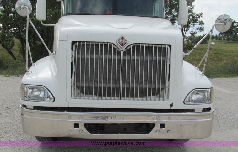 image for item L5269 2005 International 9400i semi truck