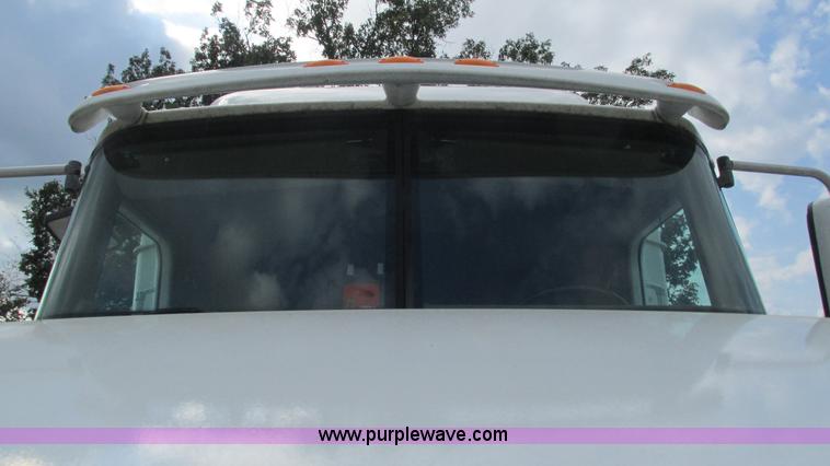 image for item L5269 2005 International 9400i semi truck