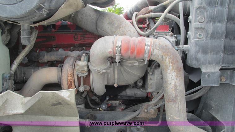 image for item L5269 2005 International 9400i semi truck