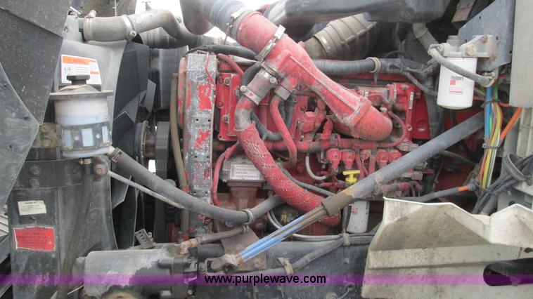 image for item L5269 2005 International 9400i semi truck