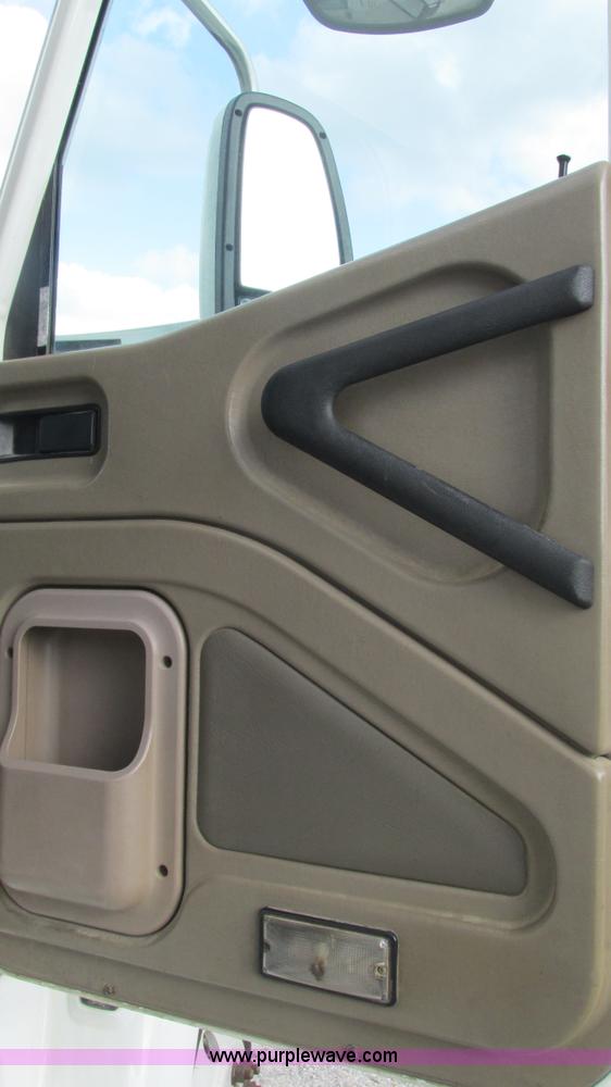 image for item L5269 2005 International 9400i semi truck