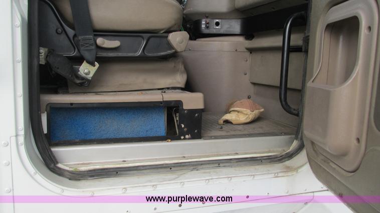 image for item L5269 2005 International 9400i semi truck