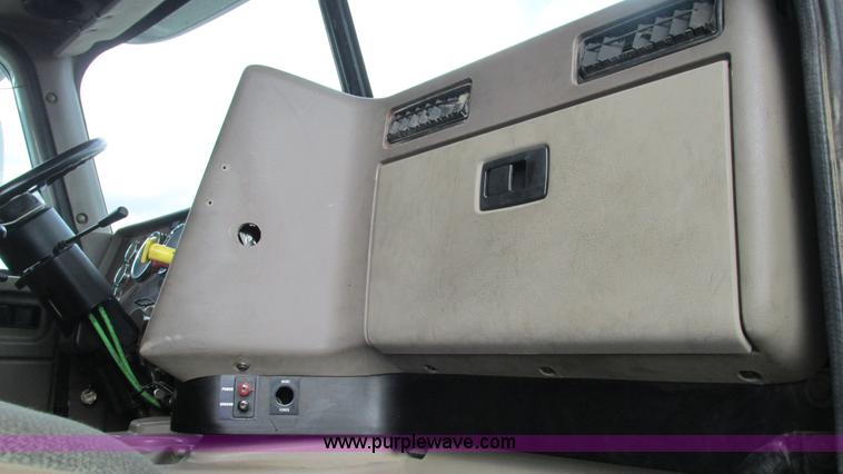 image for item L5269 2005 International 9400i semi truck