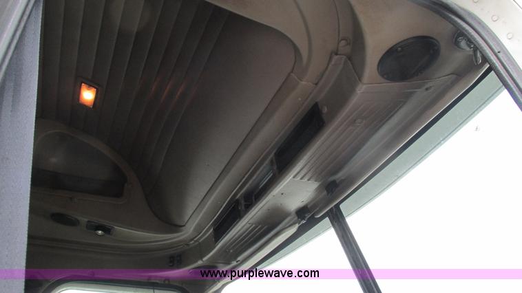 image for item L5269 2005 International 9400i semi truck