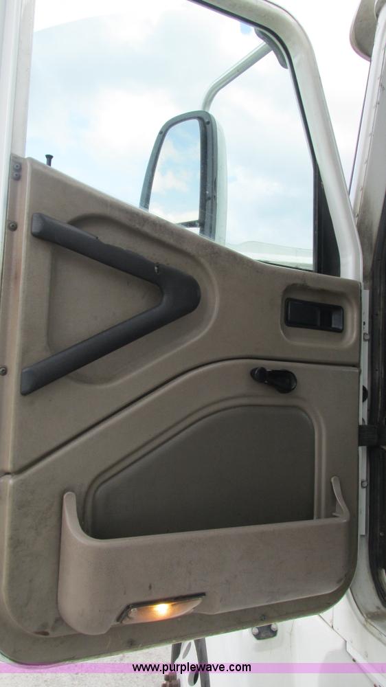 image for item L5269 2005 International 9400i semi truck