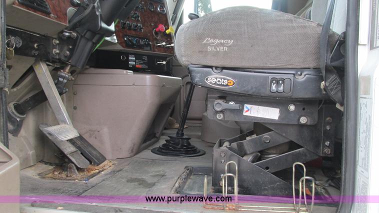 image for item L5269 2005 International 9400i semi truck