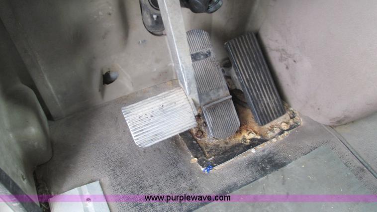 image for item L5269 2005 International 9400i semi truck