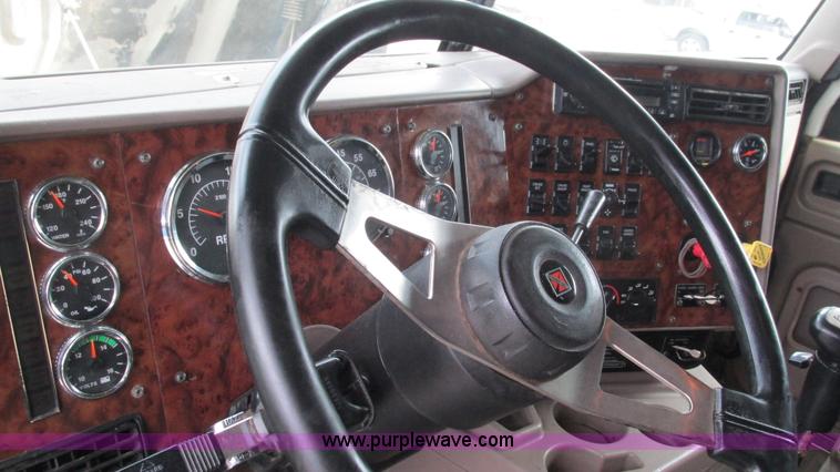 image for item L5269 2005 International 9400i semi truck