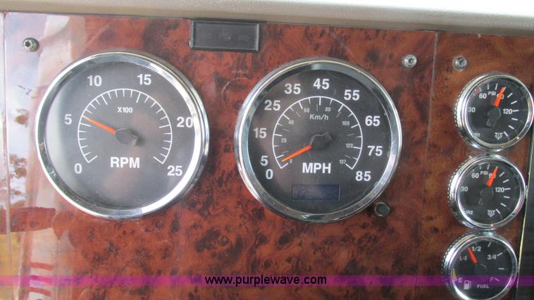 image for item L5269 2005 International 9400i semi truck