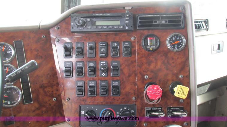 image for item L5269 2005 International 9400i semi truck