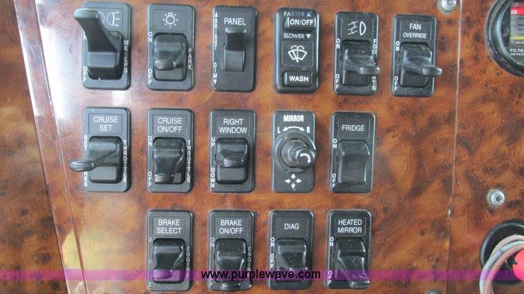 image for item L5269 2005 International 9400i semi truck