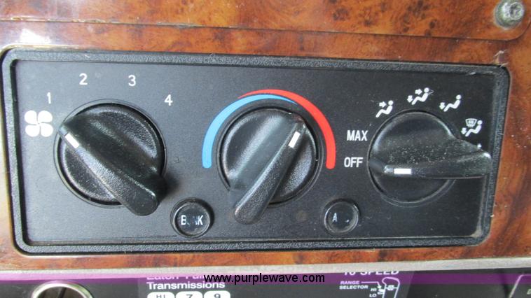 image for item L5269 2005 International 9400i semi truck