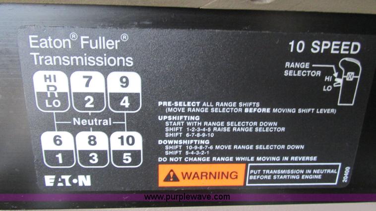 image for item L5269 2005 International 9400i semi truck